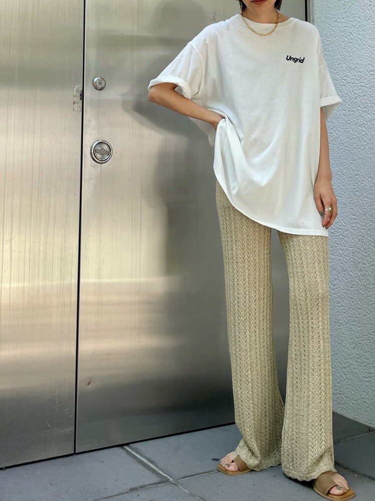 ブラウン系のサンダル、ホワイト系のTシャツ/カットソー、ゴールド系のその他パンツを着用したレディースの春コーディネートの3枚目の写真