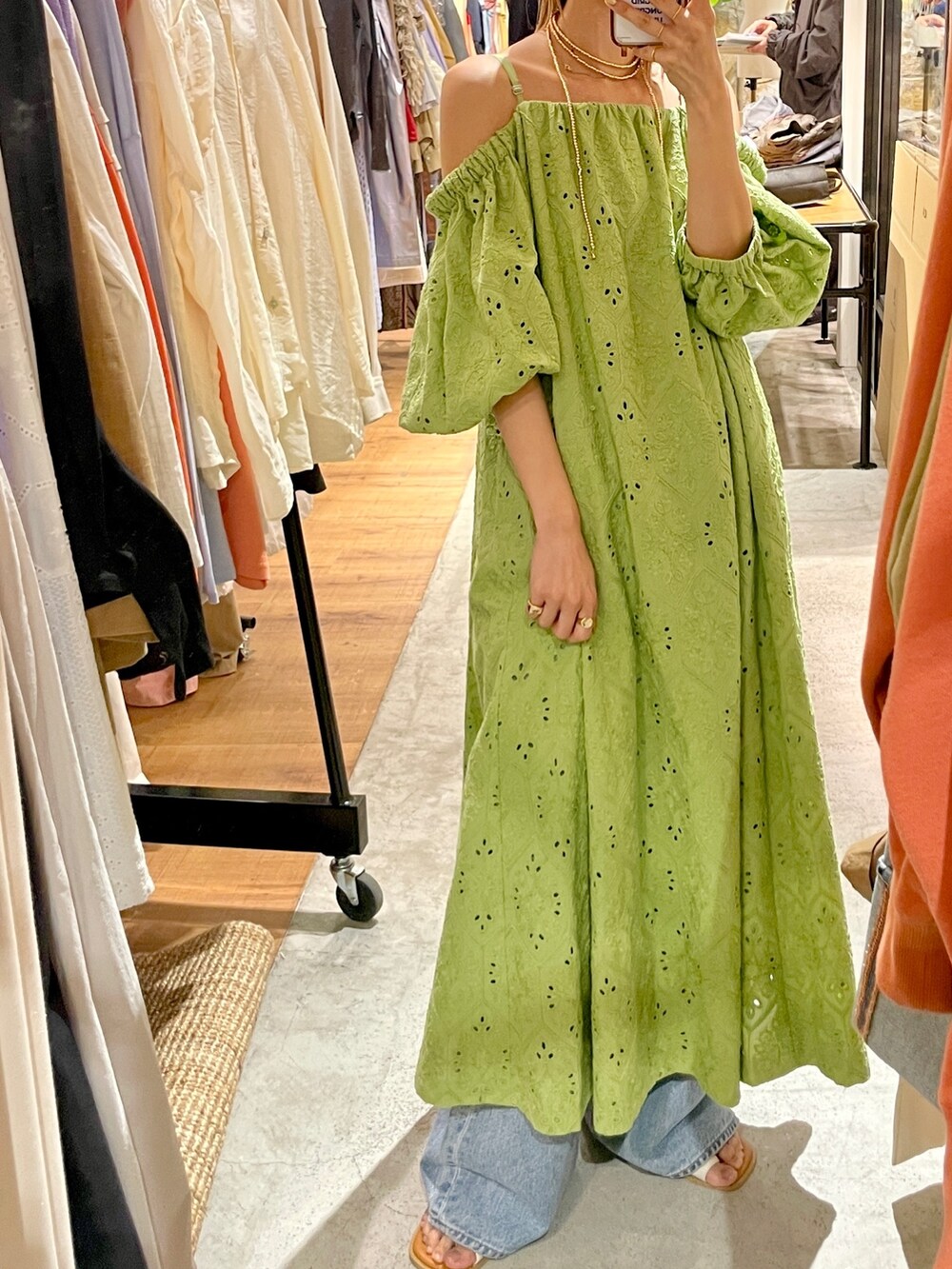 グリーン系のワンピース、ゴールド系のネックレスを着用したレディースの春コーディネートの5枚目の写真