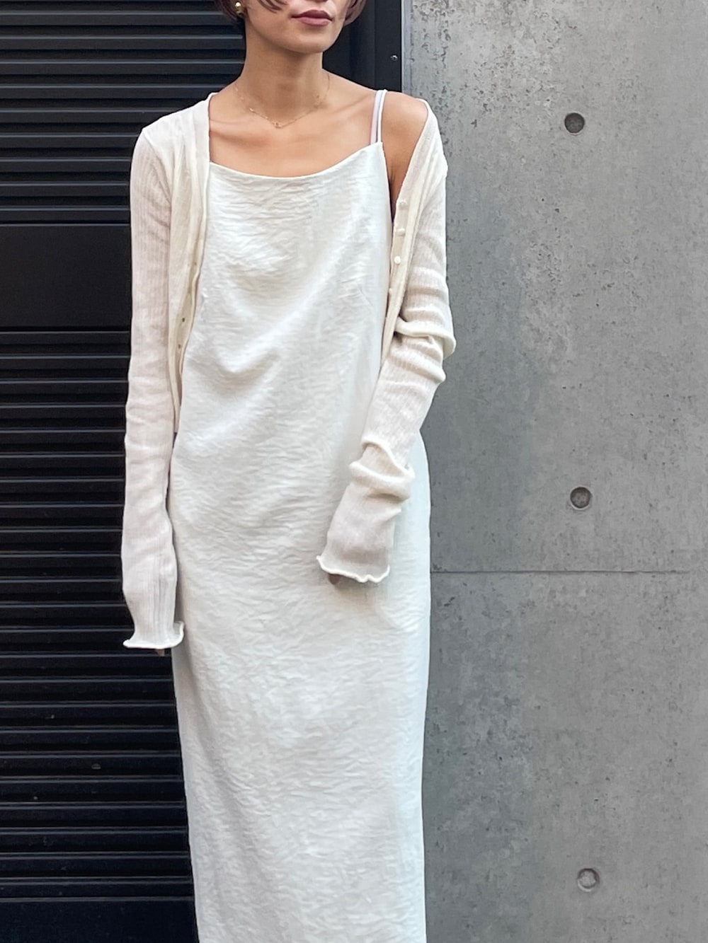 ホワイト系のワンピース、ホワイト系のカーディガン/ボレロを着用したレディースの春コーディネートの2枚目の写真