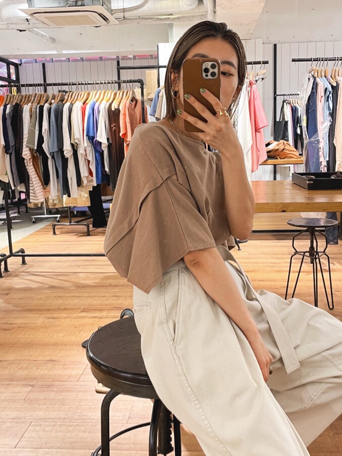 ベージュ系のTシャツ/カットソー、ホワイト系のその他パンツ、ホワイト系のサンダルを着用したレディースの春コーディネートの7枚目の写真