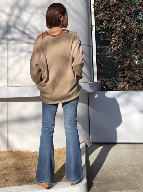 ブラウン系のその他シューズ、ベージュ系のスウェット、ブルー系のデニムパンツを着用したレディースの冬コーディネートの5枚目の写真