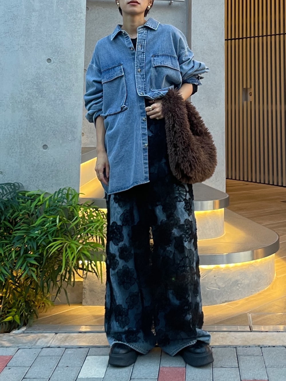 ブルー系のシャツ/ブラウス、ブラック系のスカートを着用したレディースの秋コーディネートの3枚目の写真