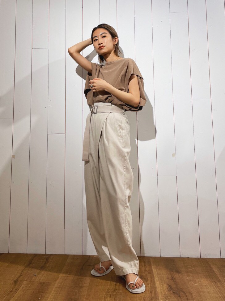 ベージュ系のTシャツ/カットソー、ホワイト系のその他パンツ、ホワイト系のサンダルを着用したレディースの春コーディネートの2枚目の写真
