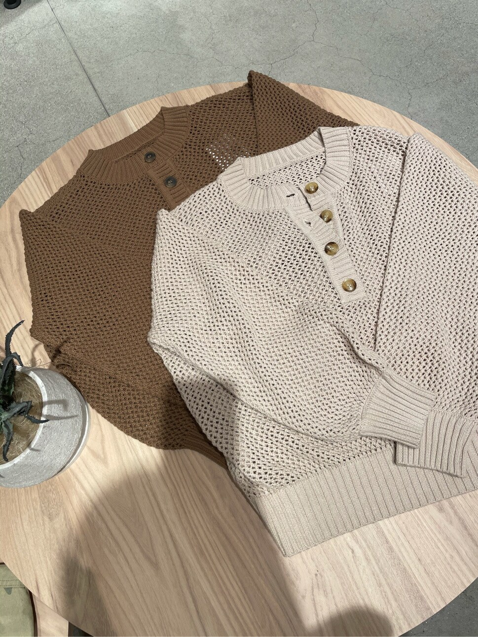 ホワイト系のデニムパンツ、ホワイト系のニット/セーター、ゴールド系のネックレスを着用したレディースの春コーディネートの4枚目の写真