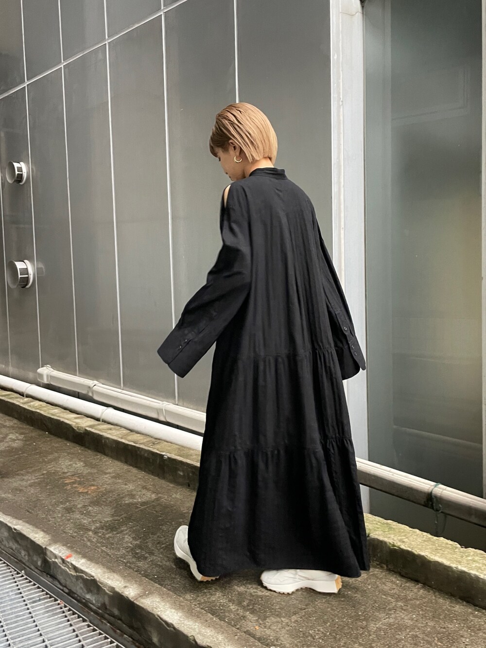 ブラック系のワンピースを着用したレディースの春コーディネートの9枚目の写真