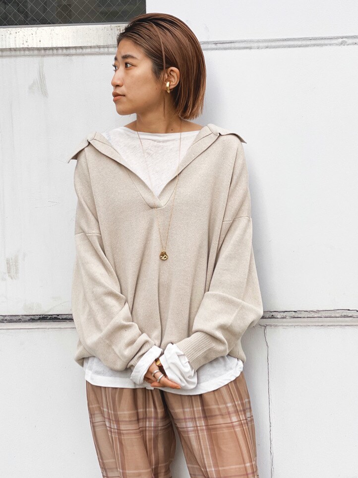 ブラウン系のその他シューズ、ベージュ系のニット/セーター、ホワイト系のTシャツ/カットソーを着用したレディースの冬コーディネートの6枚目の写真