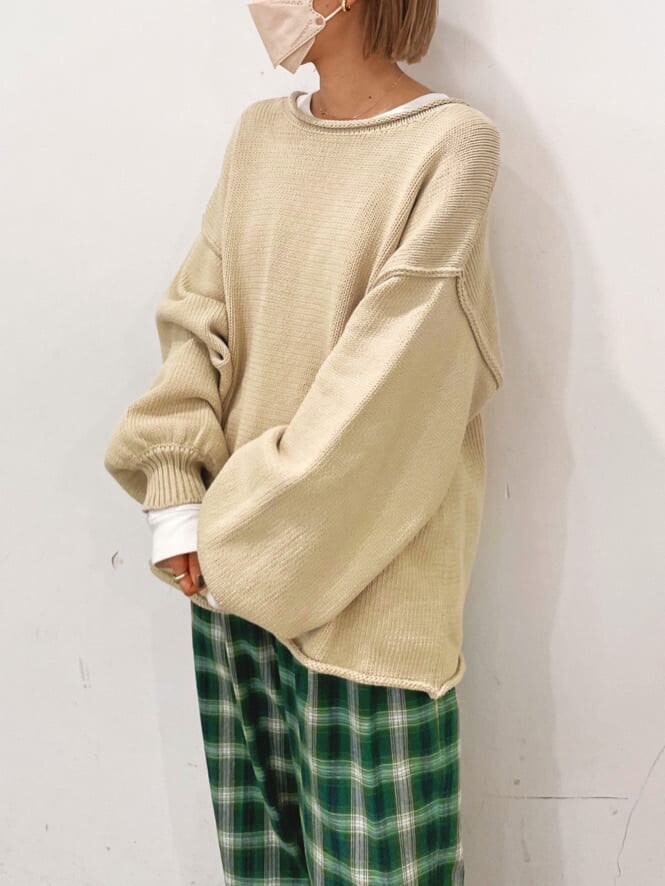 グリーン系のその他パンツ、グリーン系のニット/セーターを着用したレディースの秋コーディネートの4枚目の写真