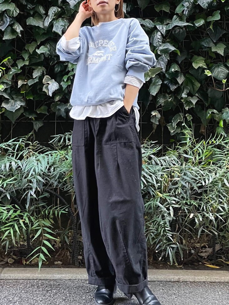 ブラック系のその他パンツ、ブルー系のスウェットを着用したレディースの秋コーディネートの2枚目の写真