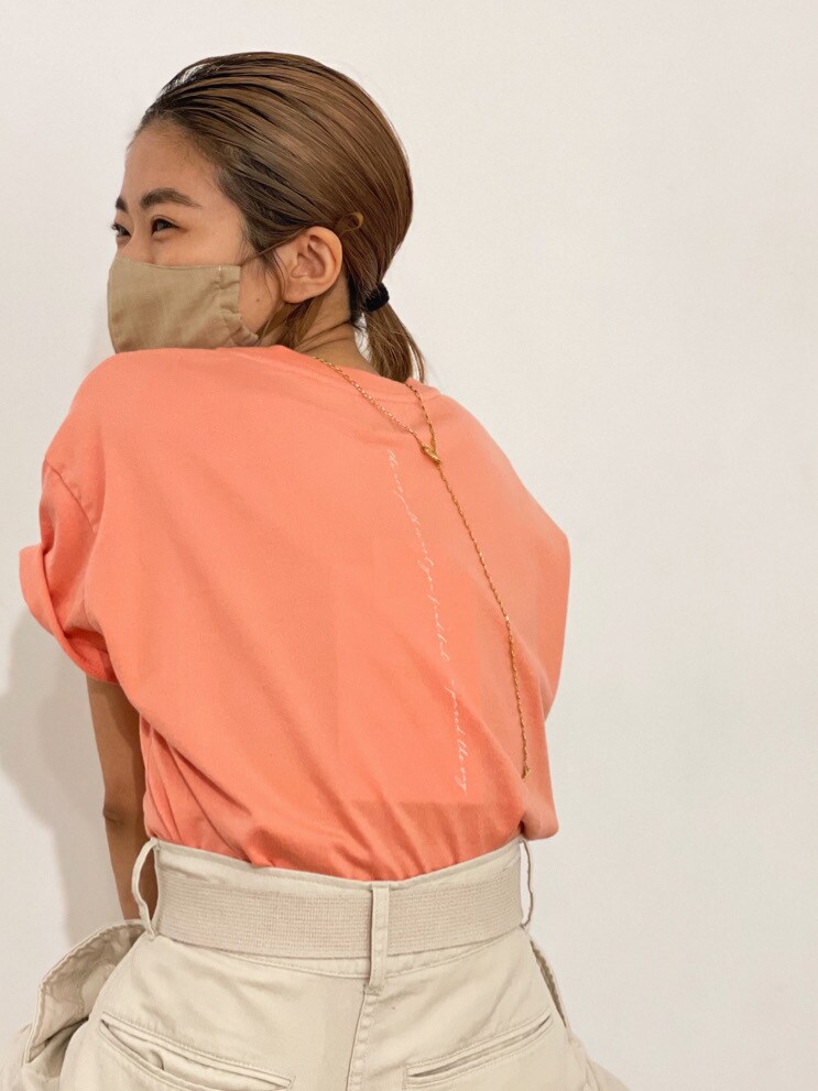 ホワイト系のサンダル、ピンク系のTシャツ/カットソー、ホワイト系のその他パンツを着用したレディースの春コーディネートの4枚目の写真
