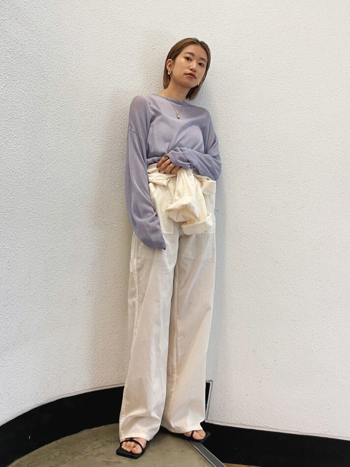 ホワイト系のその他パンツ、パープル系のニット/セーター、ブラック系のサンダルを着用したレディースの春コーディネートの3枚目の写真