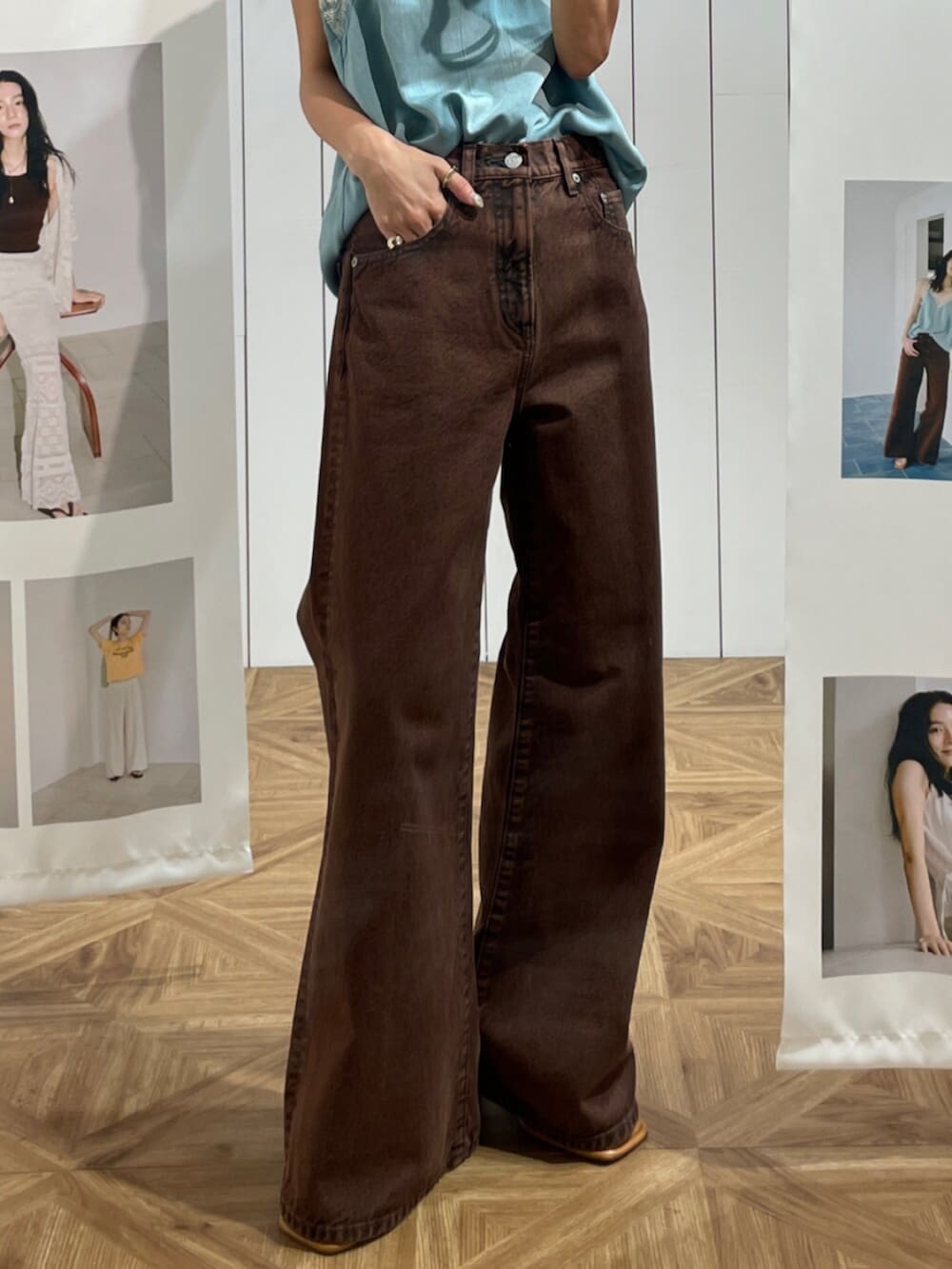 ブルー系のキャミソール、ブラウン系のデニムパンツを着用したレディースの冬コーディネートの3枚目の写真