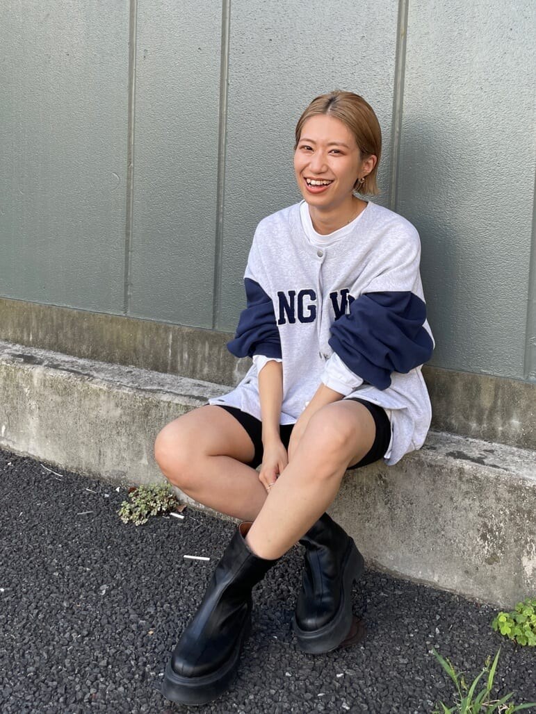 ブルー系のカーディガン/ボレロ、ホワイト系のTシャツ/カットソー、ブラック系のその他パンツを着用したレディースの秋コーディネートの7枚目の写真