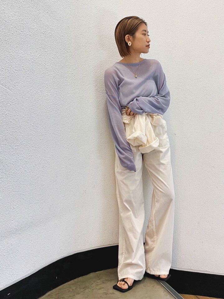 ホワイト系のその他パンツ、パープル系のニット/セーター、ブラック系のサンダルを着用したレディースの春コーディネートの2枚目の写真