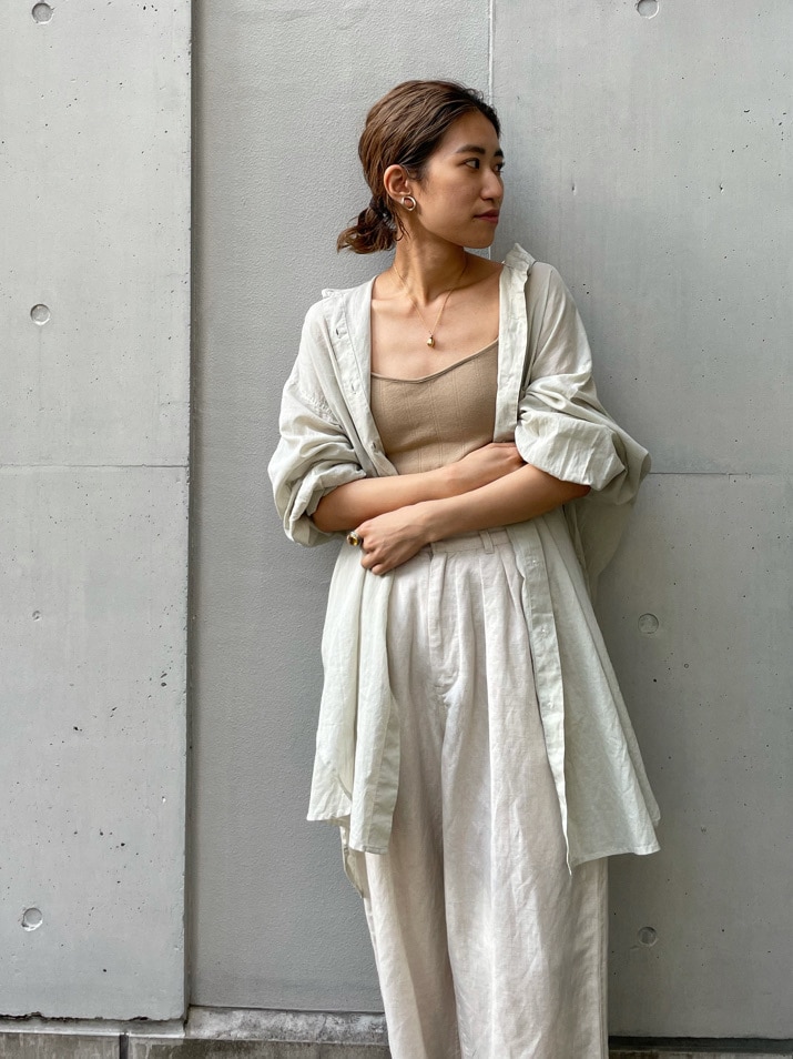 ホワイト系のその他パンツ、グリーン系のシャツ/ブラウス、ホワイト系のサンダルを着用したレディースの春コーディネートの2枚目の写真