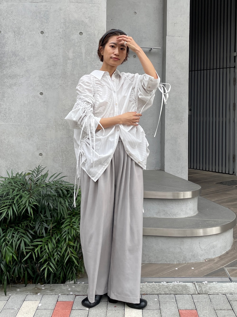 ホワイト系のシャツ/ブラウス、グレー系のその他パンツを着用したレディースの春コーディネートの4枚目の写真