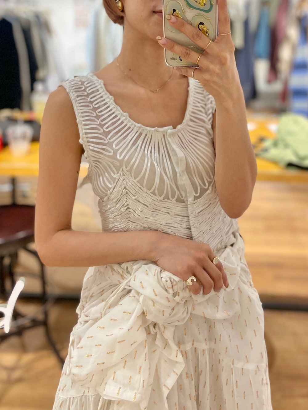 ホワイト系のワンピース、ホワイト系のシャツ/ブラウスを着用したレディースの春コーディネートの2枚目の写真