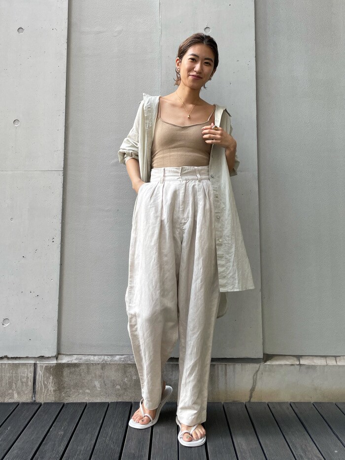 ホワイト系のその他パンツ、グリーン系のシャツ/ブラウス、ホワイト系のサンダルを着用したレディースの春コーディネートの4枚目の写真