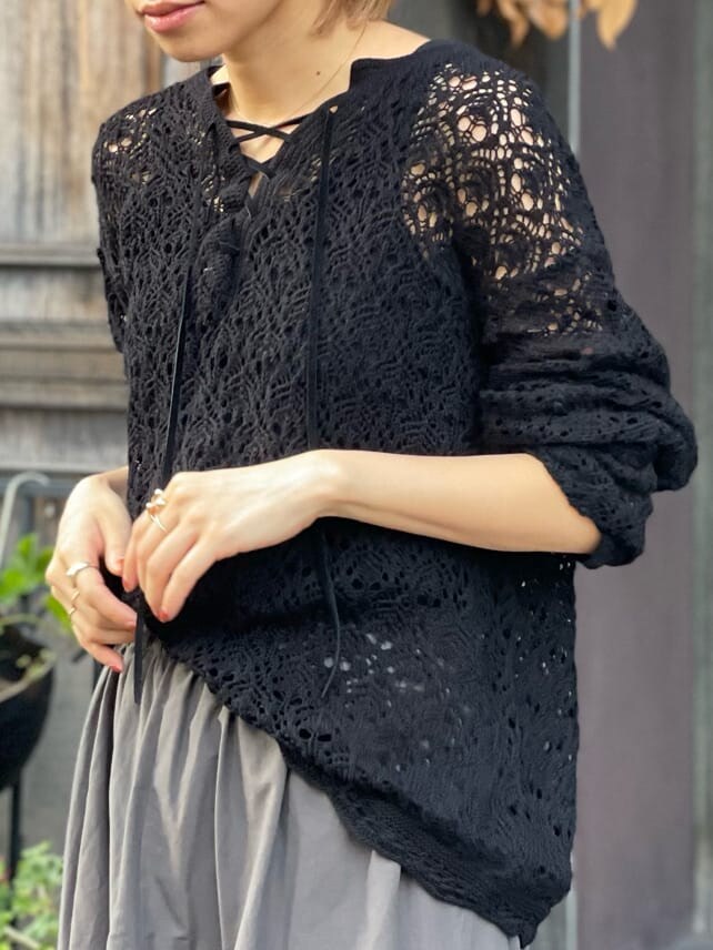 グレー系のスカート、ブラック系のニット/セーターを着用したレディースの冬コーディネートの5枚目の写真