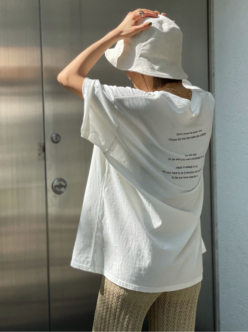 ブラウン系のサンダル、ホワイト系のTシャツ/カットソー、ゴールド系のその他パンツを着用したレディースの春コーディネートの2枚目の写真