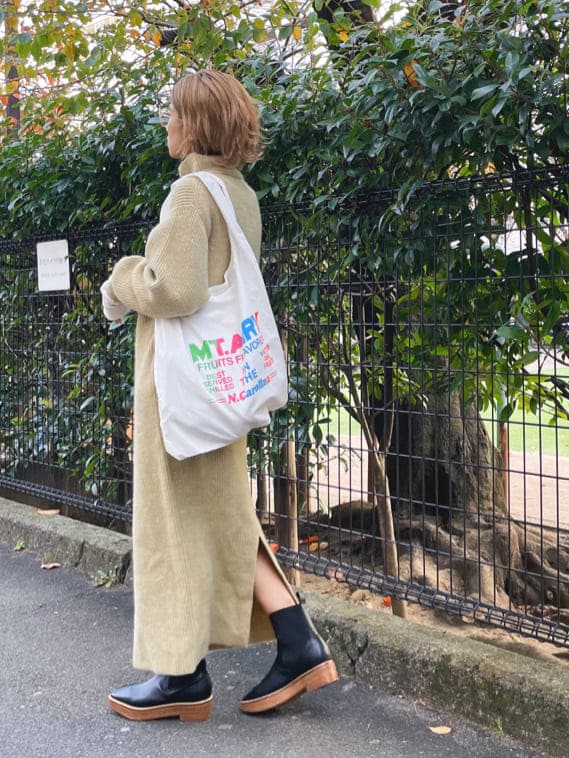 ブラウン系のブルゾン、グリーン系のワンピース、ホワイト系のエコバッグ/サブバッグを着用したレディースの冬コーディネートの4枚目の写真