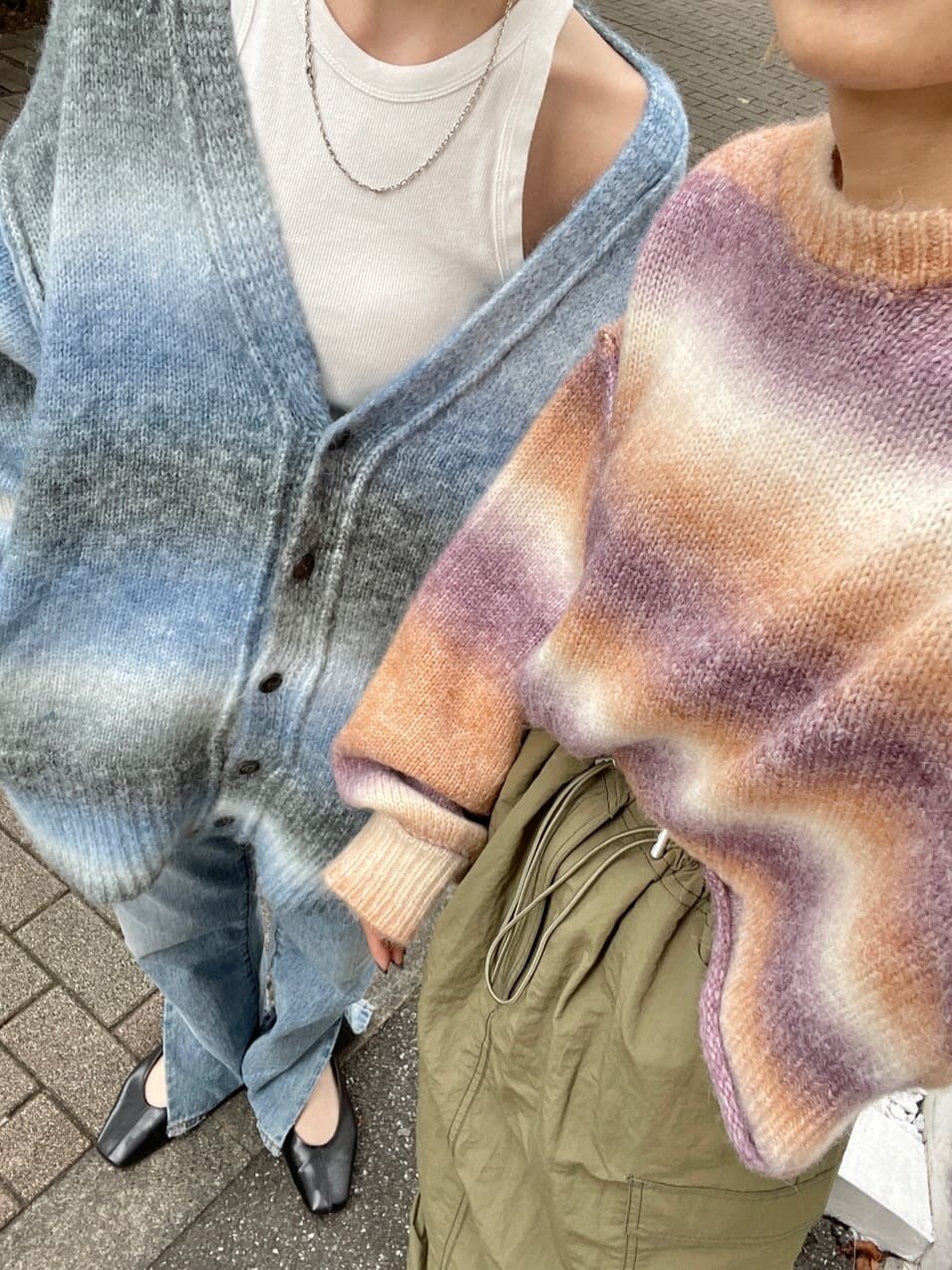 グリーン系のスカート、ピンク系のニット/セーターを着用したレディースの秋コーディネートの6枚目の写真