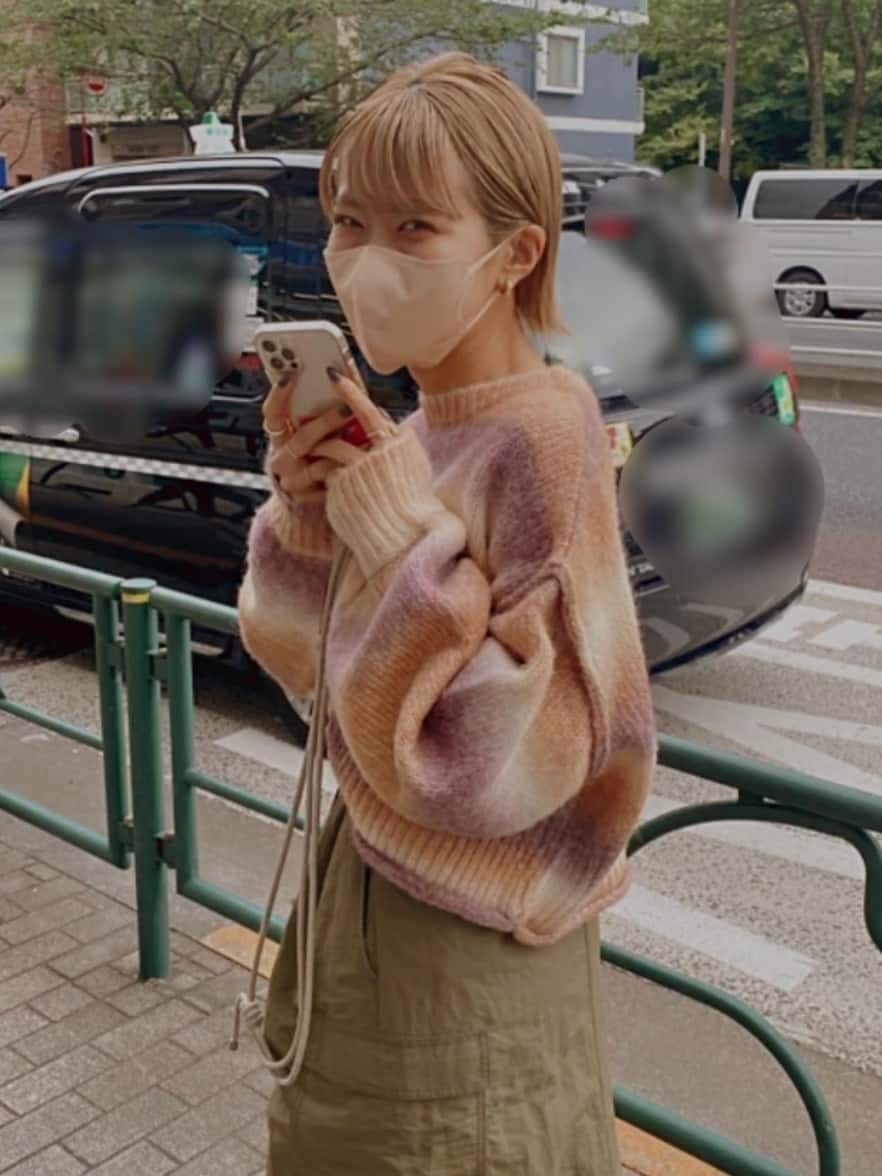 グリーン系のスカート、ピンク系のニット/セーターを着用したレディースの秋コーディネートの2枚目の写真