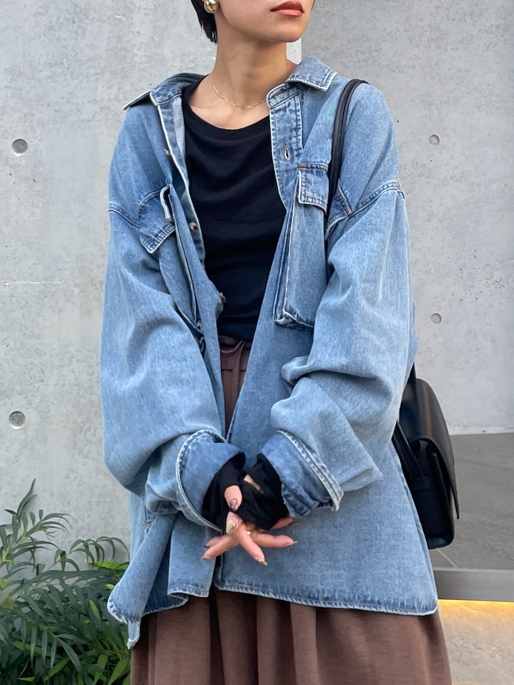 ブルー系のシャツ/ブラウス、ブラウン系のその他パンツを着用したレディースの秋コーディネートの6枚目の写真