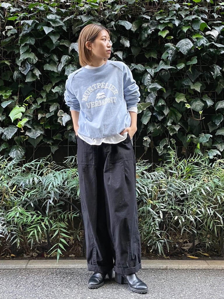 ブラック系のその他パンツ、ブルー系のスウェットを着用したレディースの秋コーディネートの3枚目の写真