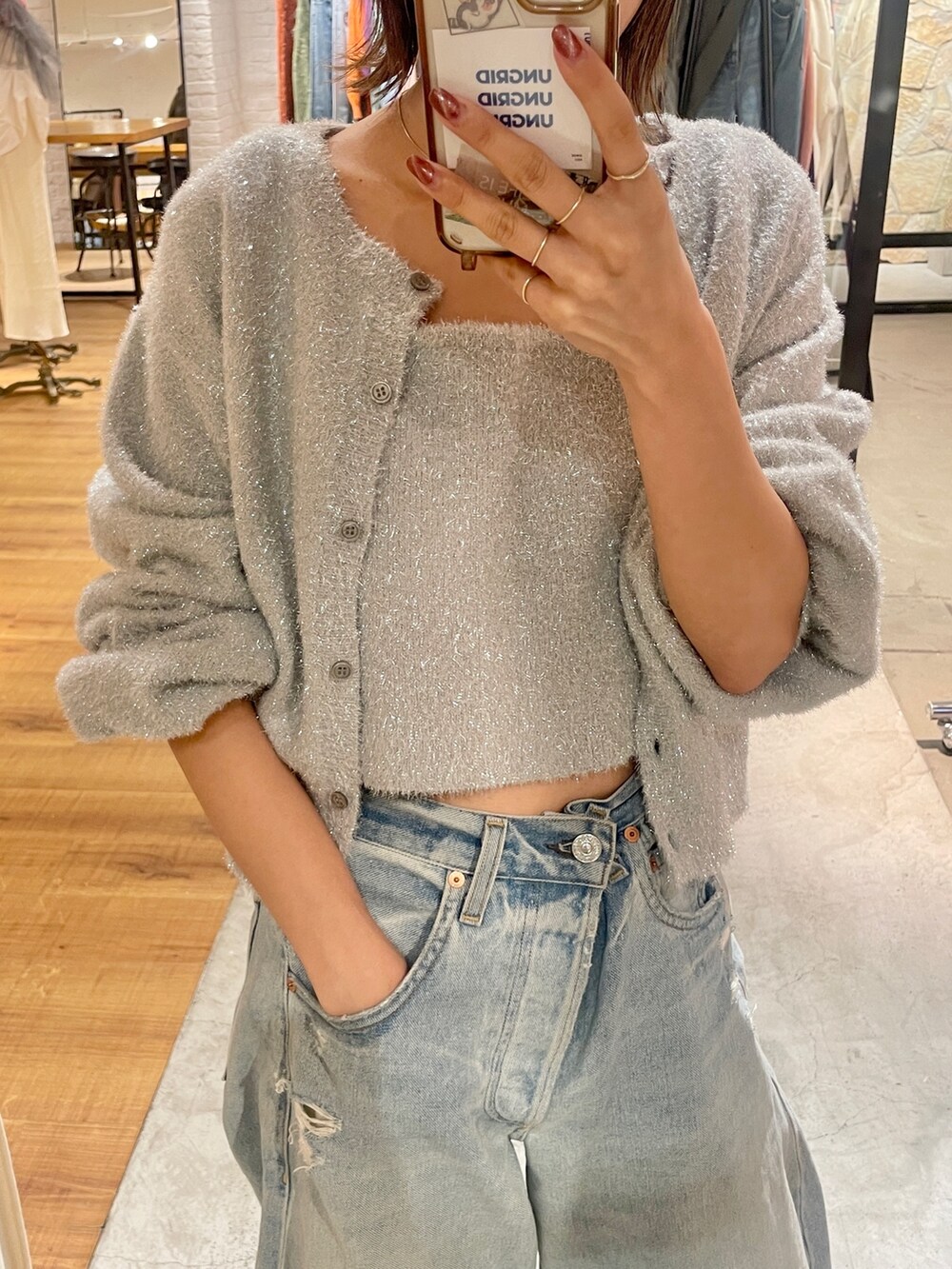 シルバー系のニット/セーターを着用したレディースの秋コーディネートの2枚目の写真
