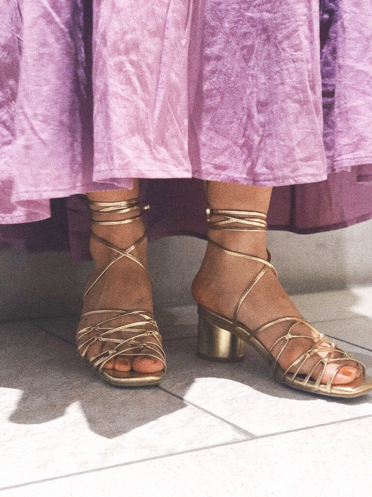 パープル系のワンピース、その他のサンダルを着用したレディースの春コーディネートの3枚目の写真