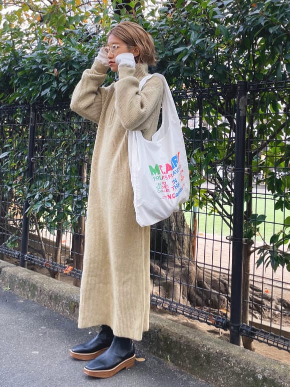 ブラウン系のブルゾン、グリーン系のワンピース、ホワイト系のエコバッグ/サブバッグを着用したレディースの冬コーディネートの3枚目の写真