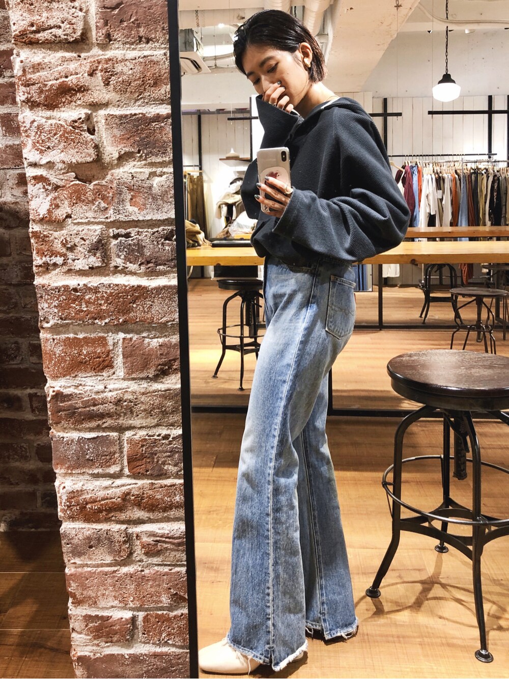 グレー系のスウェット、ブルー系のデニムパンツ、イエロー系のその他パンツを着用したレディースの秋コーディネートの3枚目の写真