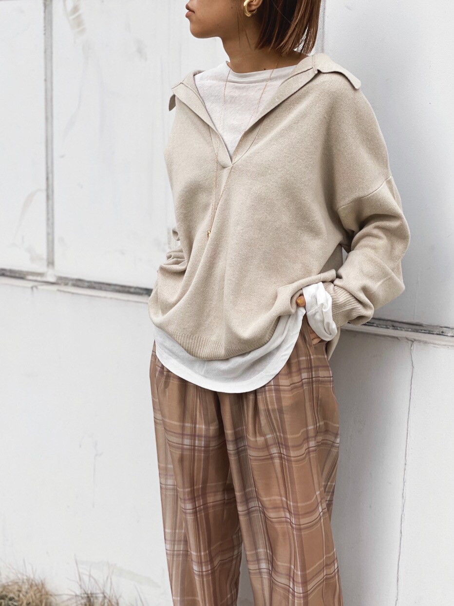 ブラウン系のその他シューズ、ベージュ系のニット/セーター、ホワイト系のTシャツ/カットソーを着用したレディースの冬コーディネートの5枚目の写真