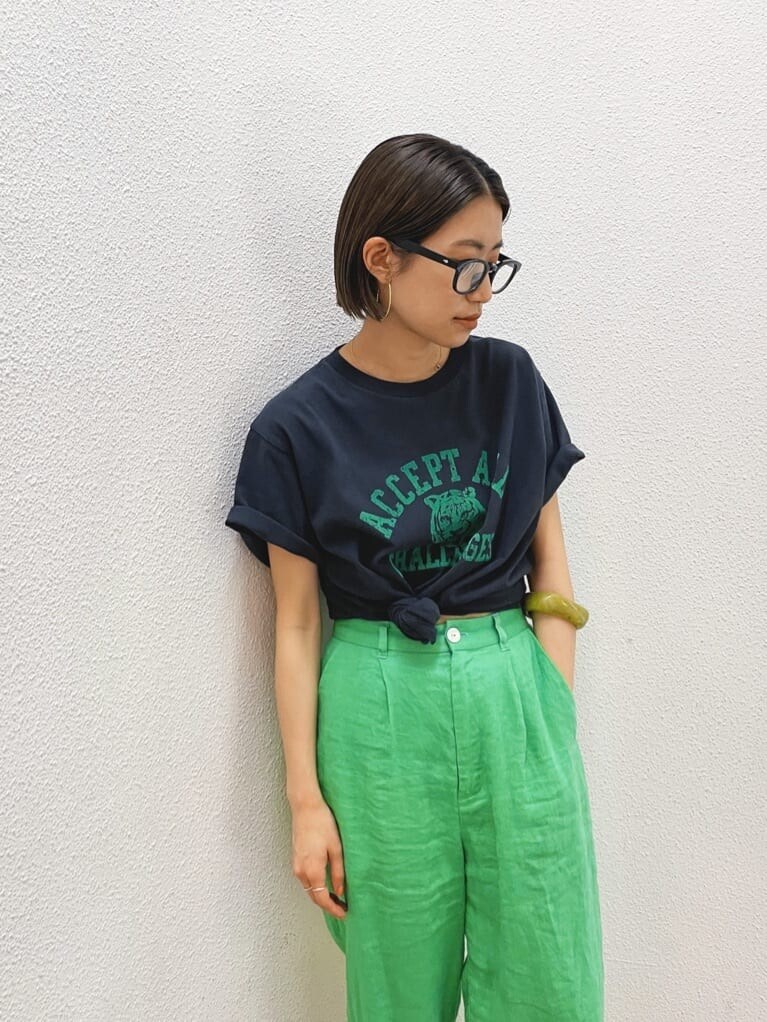 ブラック系のサンダル、グレー系のTシャツ/カットソー、グリーン系のその他パンツを着用したレディースの春コーディネートの5枚目の写真