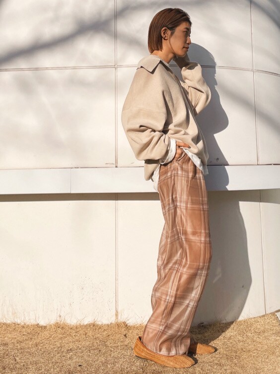 ブラウン系のその他シューズ、ベージュ系のニット/セーター、ホワイト系のTシャツ/カットソーを着用したレディースの冬コーディネートの3枚目の写真