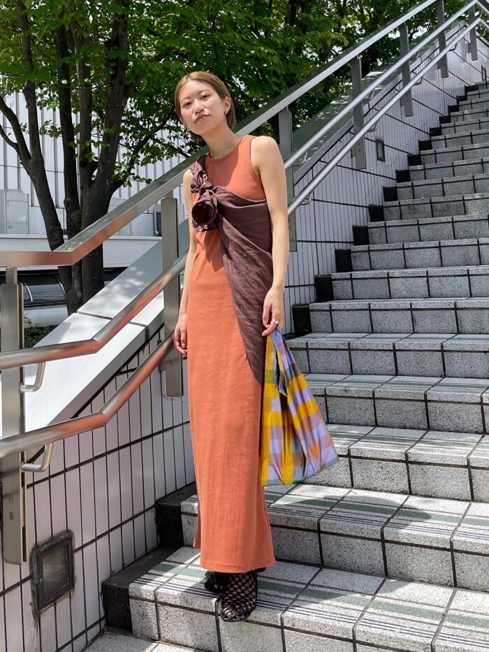ブラック系のサンダル、ブラウン系のワンピース、ブラウン系のシャツ/ブラウスを着用したレディースの夏コーディネートの2枚目の写真