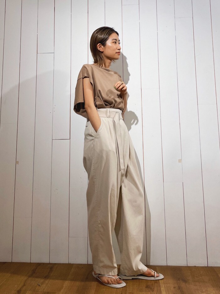 ベージュ系のTシャツ/カットソー、ホワイト系のその他パンツ、ホワイト系のサンダルを着用したレディースの春コーディネートの3枚目の写真