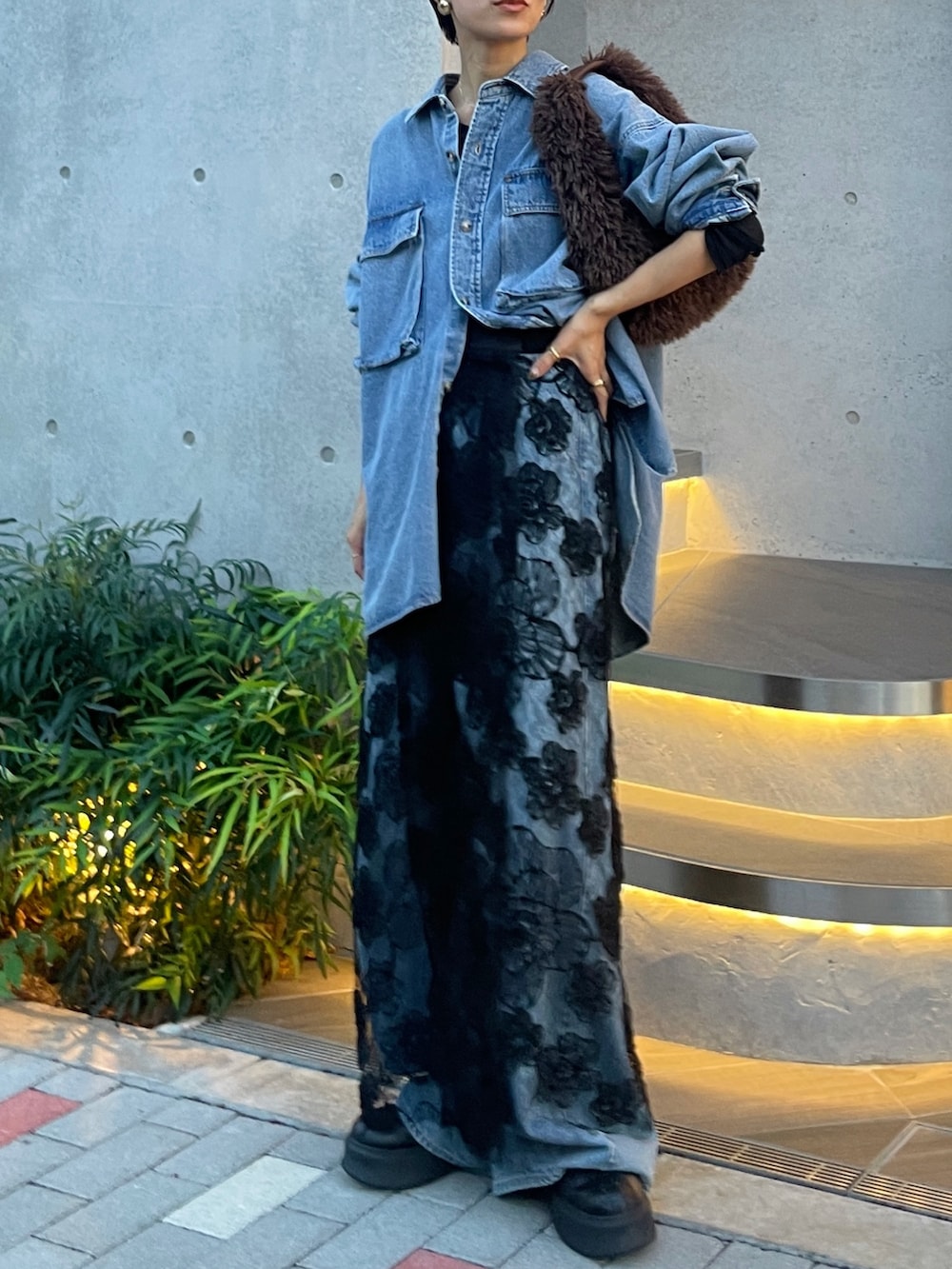 ブルー系のシャツ/ブラウス、ブラック系のスカートを着用したレディースの秋コーディネートの4枚目の写真