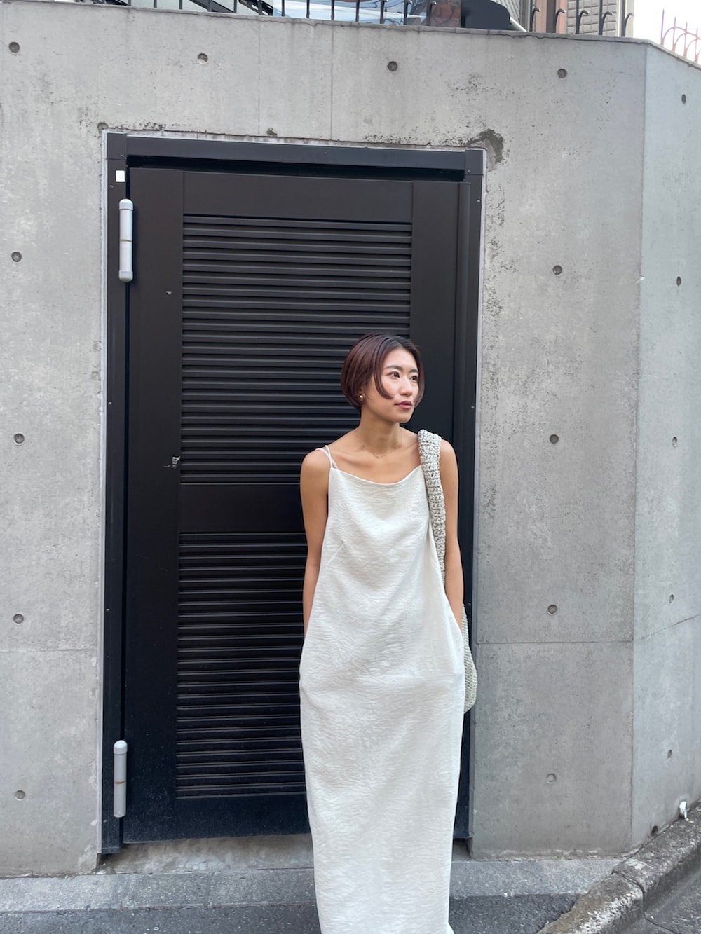 ホワイト系のワンピース、ホワイト系のカーディガン/ボレロを着用したレディースの春コーディネートの3枚目の写真