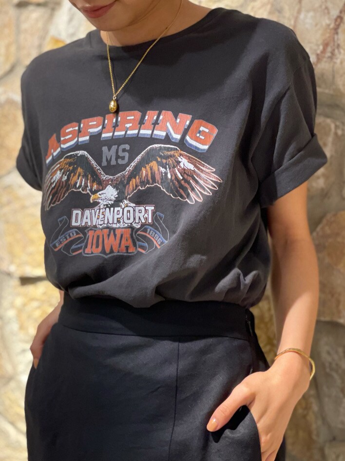 ブラック系のサンダル、ブラック系のスカート、グレー系のTシャツ/カットソーを着用したレディースの春コーディネートの3枚目の写真