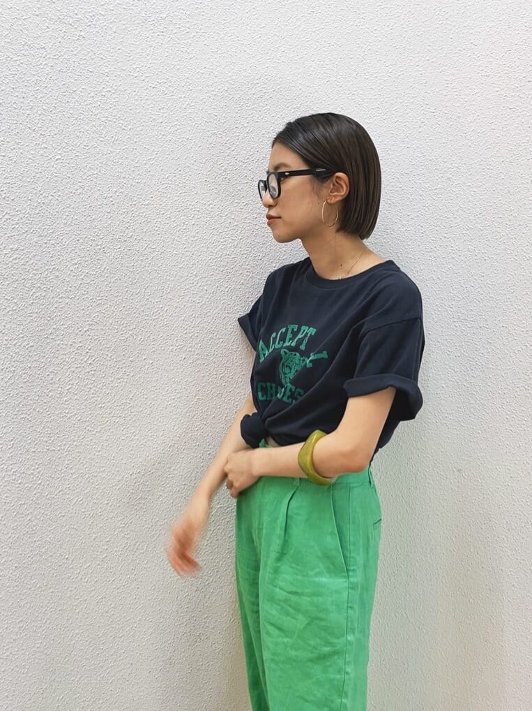 ブラック系のサンダル、グレー系のTシャツ/カットソー、グリーン系のその他パンツを着用したレディースの春コーディネートの4枚目の写真