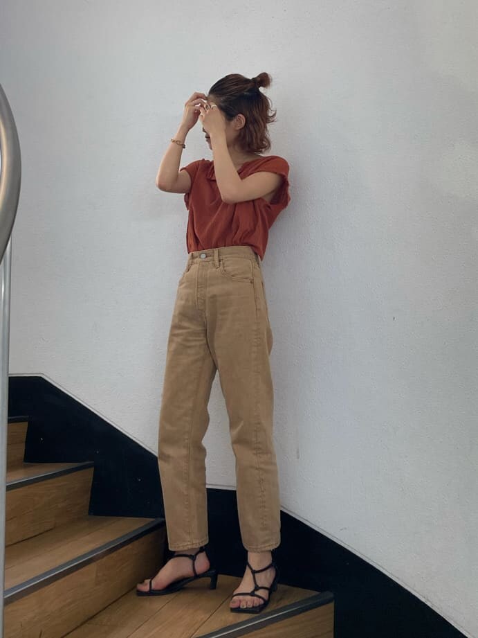 オレンジ系のシャツ/ブラウス、ベージュ系のデニムパンツを着用したレディースの夏コーディネートの4枚目の写真