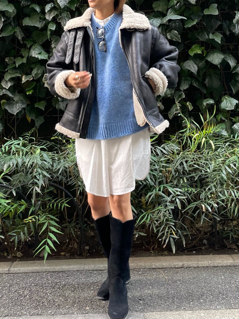 ブルー系のニット/セーター、ブラック系のブーツ、ブラック系のブルゾンを着用したレディースの秋コーディネートの3枚目の写真