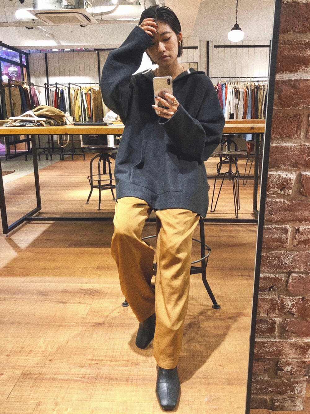 グレー系のスウェット、ブルー系のデニムパンツ、イエロー系のその他パンツを着用したレディースの秋コーディネートの4枚目の写真