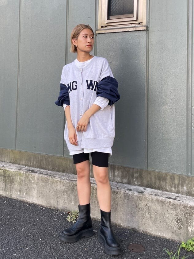 ブルー系のカーディガン/ボレロ、ホワイト系のTシャツ/カットソー、ブラック系のその他パンツを着用したレディースの秋コーディネートの4枚目の写真