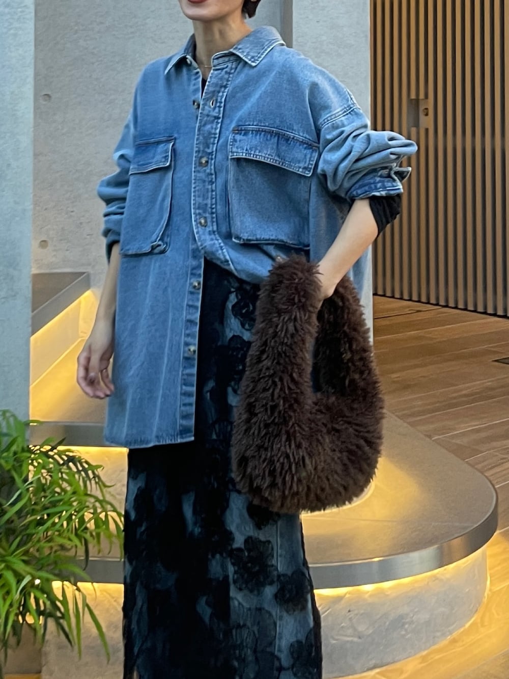 ブルー系のシャツ/ブラウス、ブラック系のスカートを着用したレディースの秋コーディネートの5枚目の写真