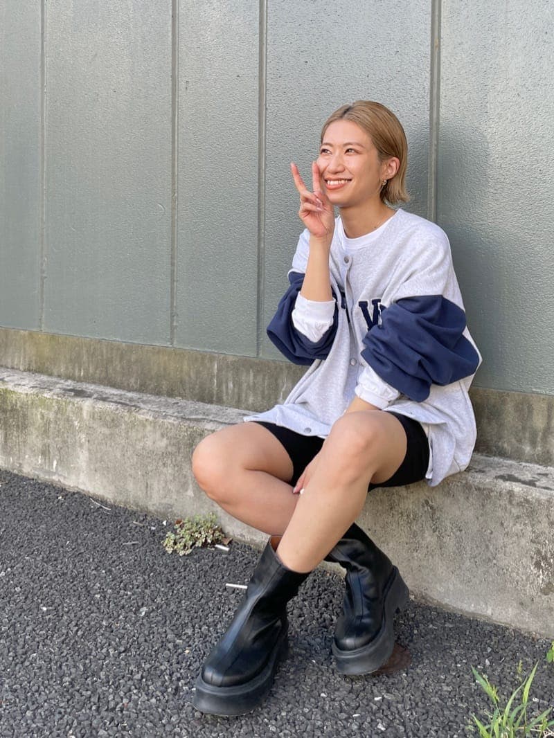 ブルー系のカーディガン/ボレロ、ホワイト系のTシャツ/カットソー、ブラック系のその他パンツを着用したレディースの秋コーディネートの3枚目の写真