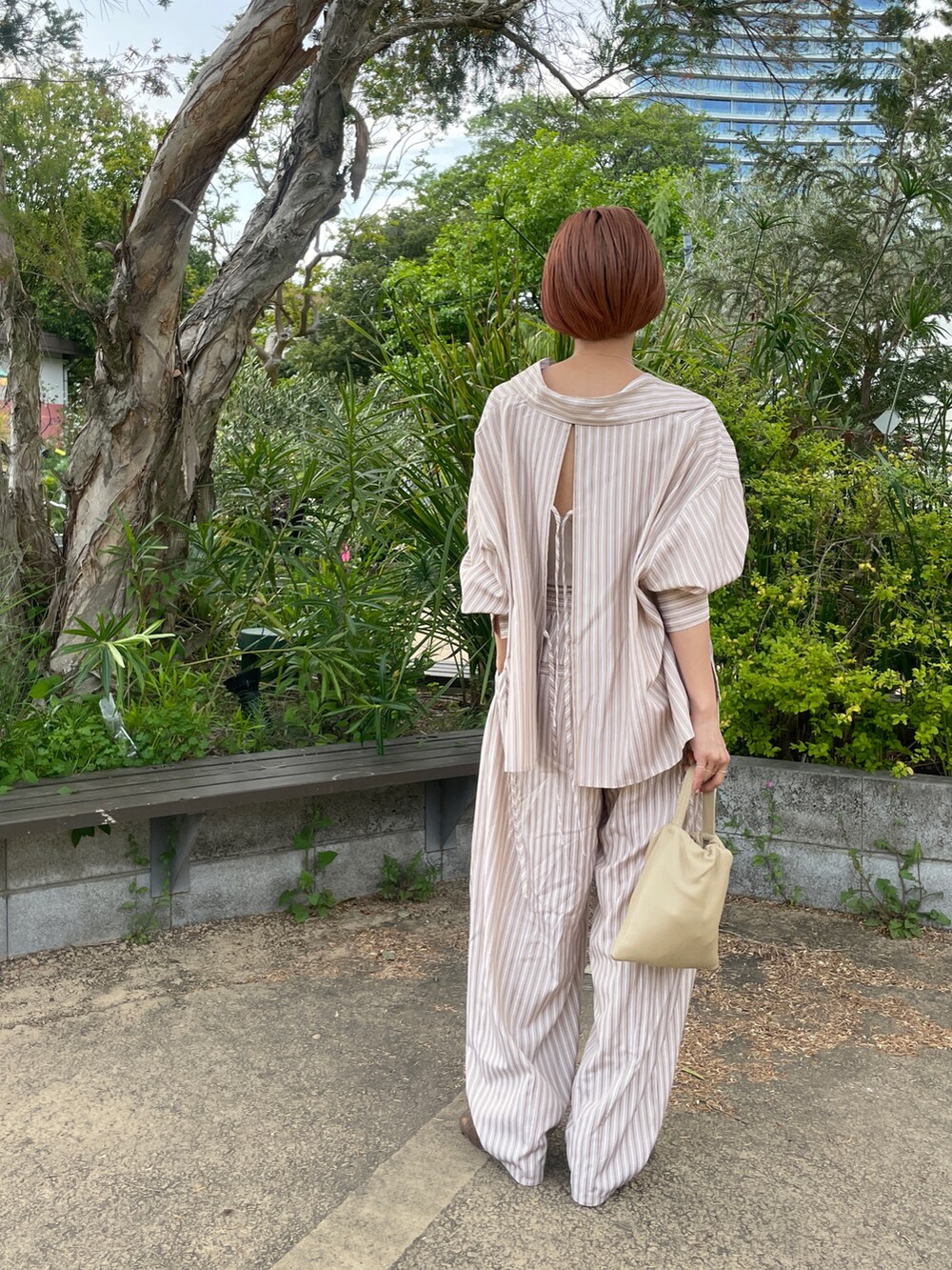 ベージュ系のシャツ/ブラウス、ベージュ系のその他パンツを着用したレディースの春コーディネートの2枚目の写真