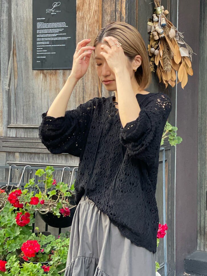 グレー系のスカート、ブラック系のニット/セーターを着用したレディースの冬コーディネートの4枚目の写真