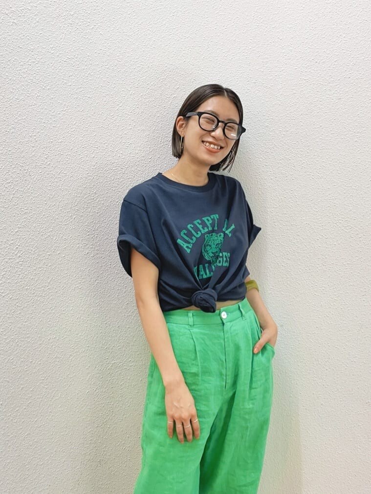 ブラック系のサンダル、グレー系のTシャツ/カットソー、グリーン系のその他パンツを着用したレディースの春コーディネートの6枚目の写真